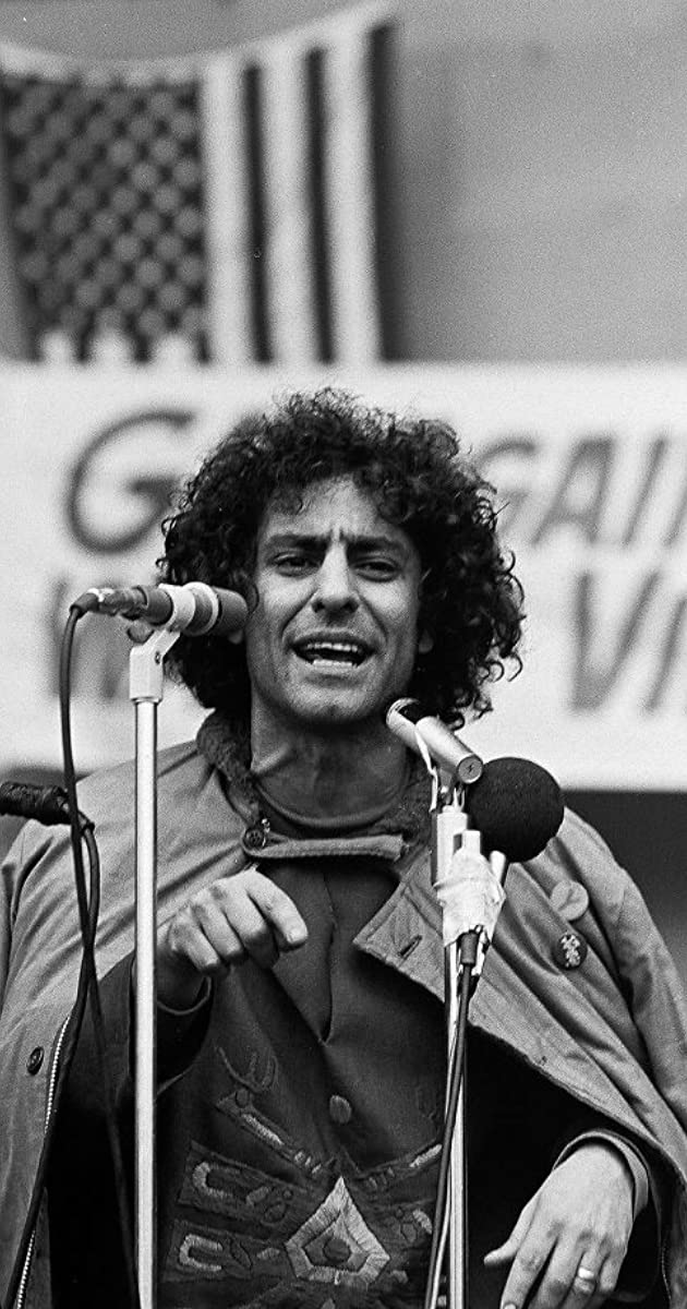 Un giovane Abbie Hoffman durante un comizio.