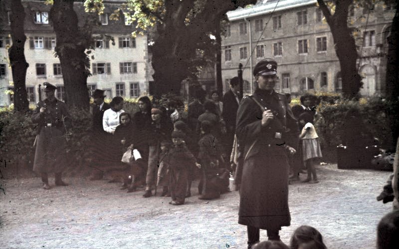 File:Bundesarchiv R 165 Bild-244-52, Asperg, Deportation von Sinti und Roma.jpg