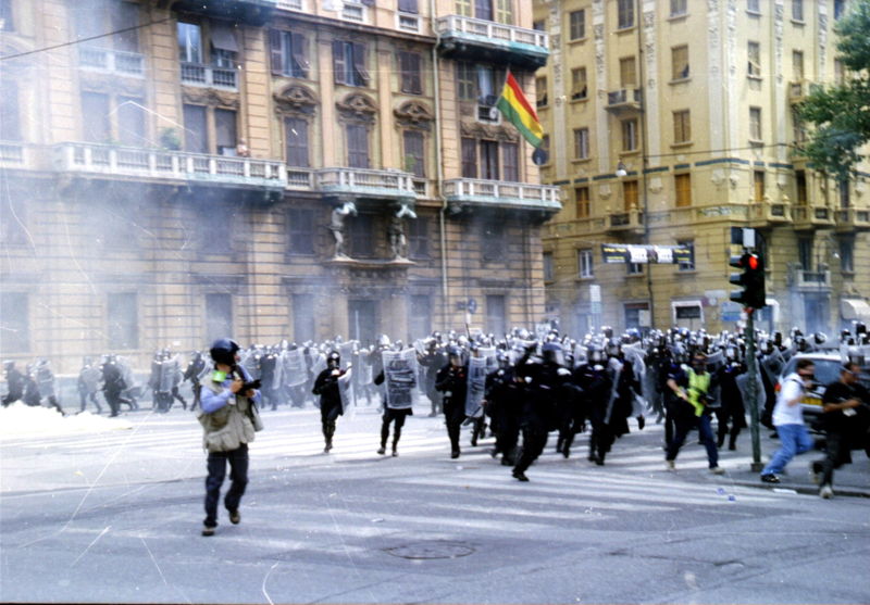 File:Genova-G8 2001-Carica della polizia.jpg